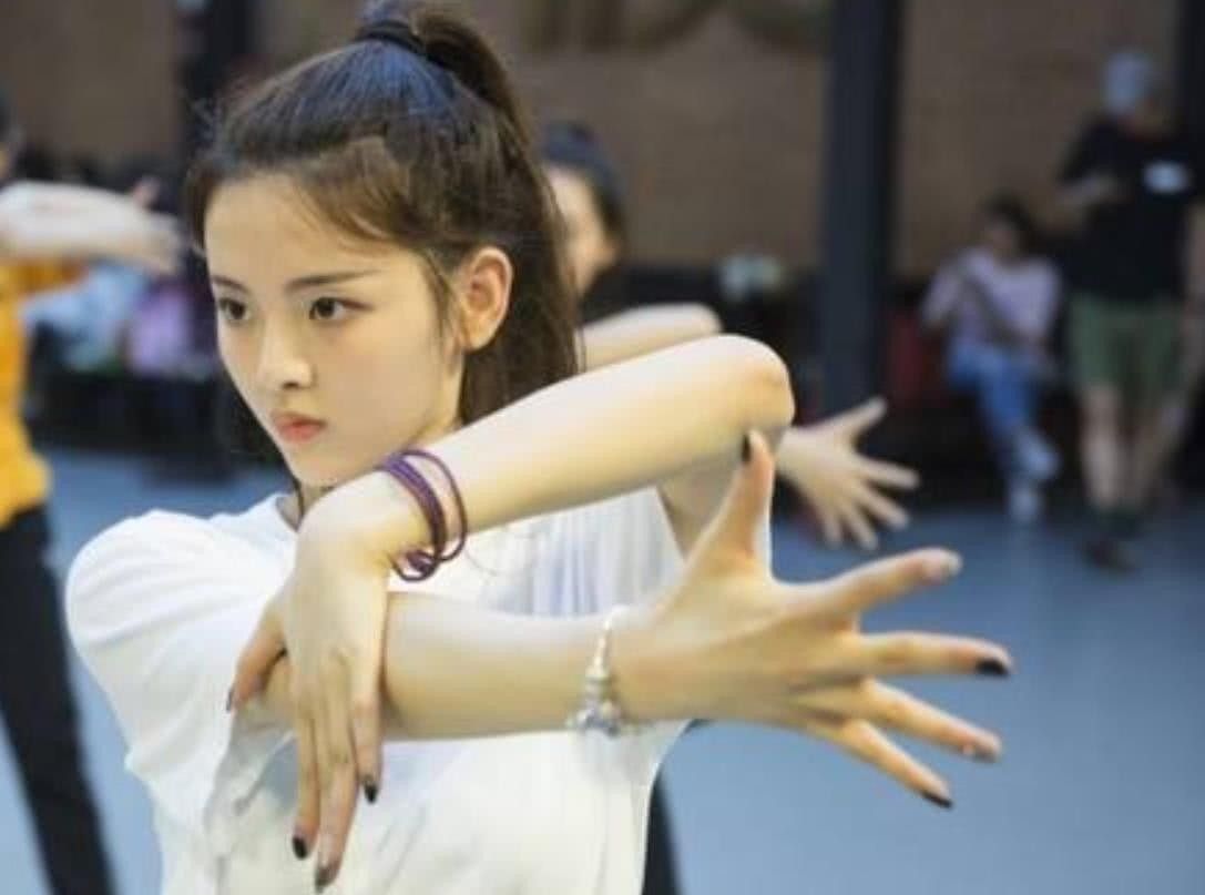 最有钱女明星刘亦菲,刘亦菲秀名贵翡翠大耳环