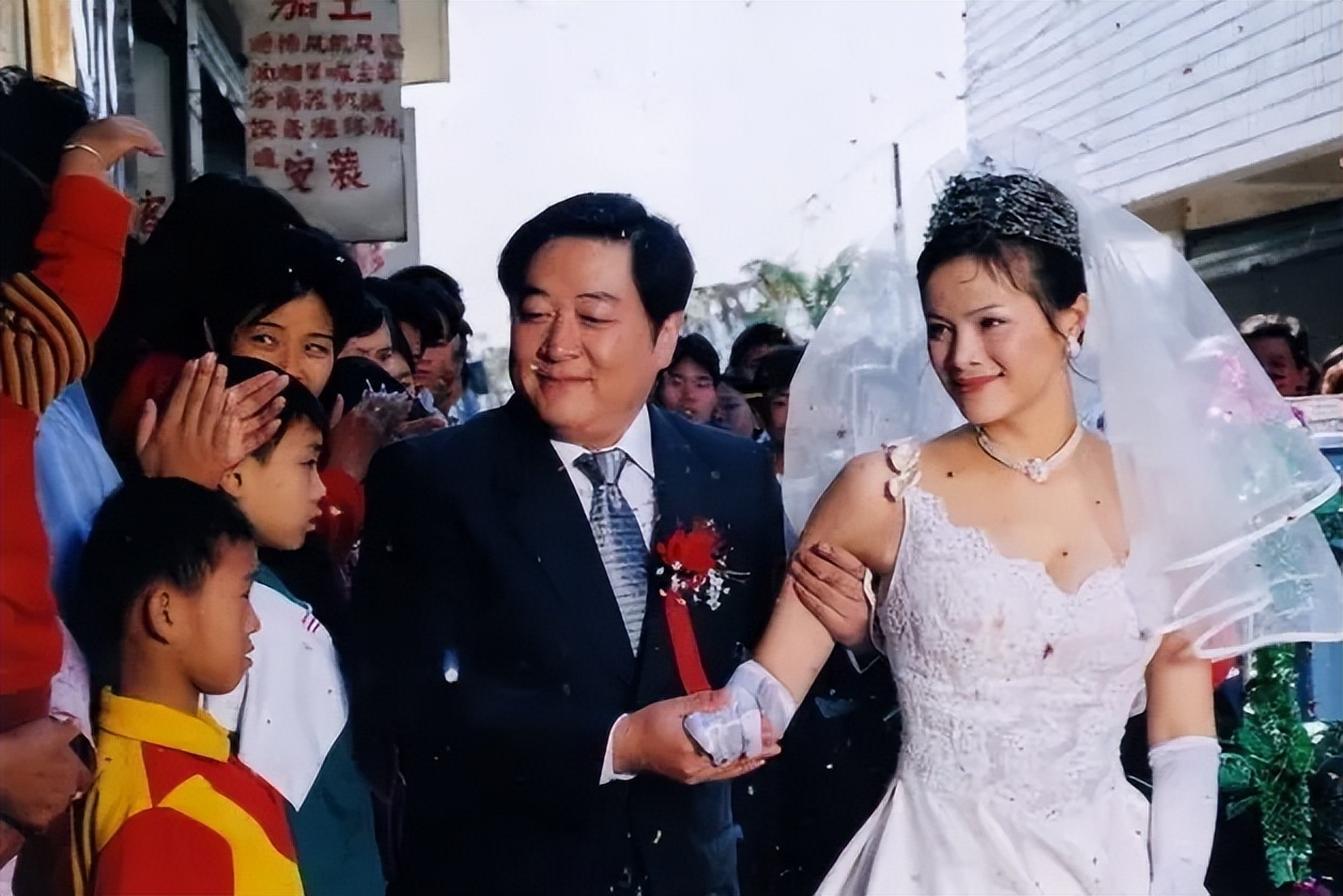 前央视主持人刘斌：三婚娶马蓉闺蜜，三次婚姻均失败，62岁养三娃