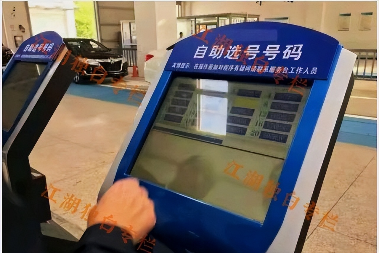 男子选车牌8888,男子选车牌号太幸运