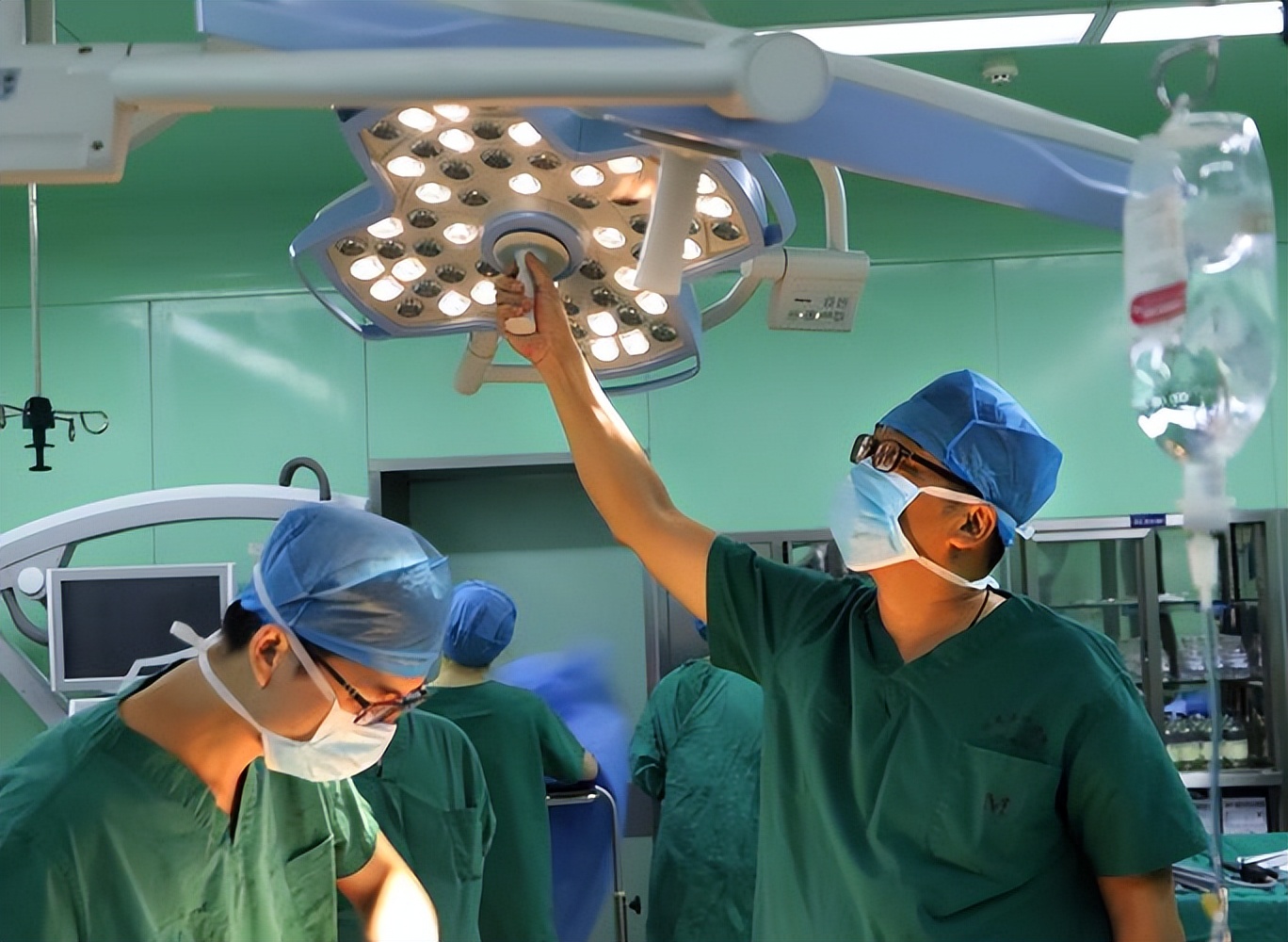 全胸腔镜下，与右侧开胸小切口房间隔缺损修补术的临床结果分析