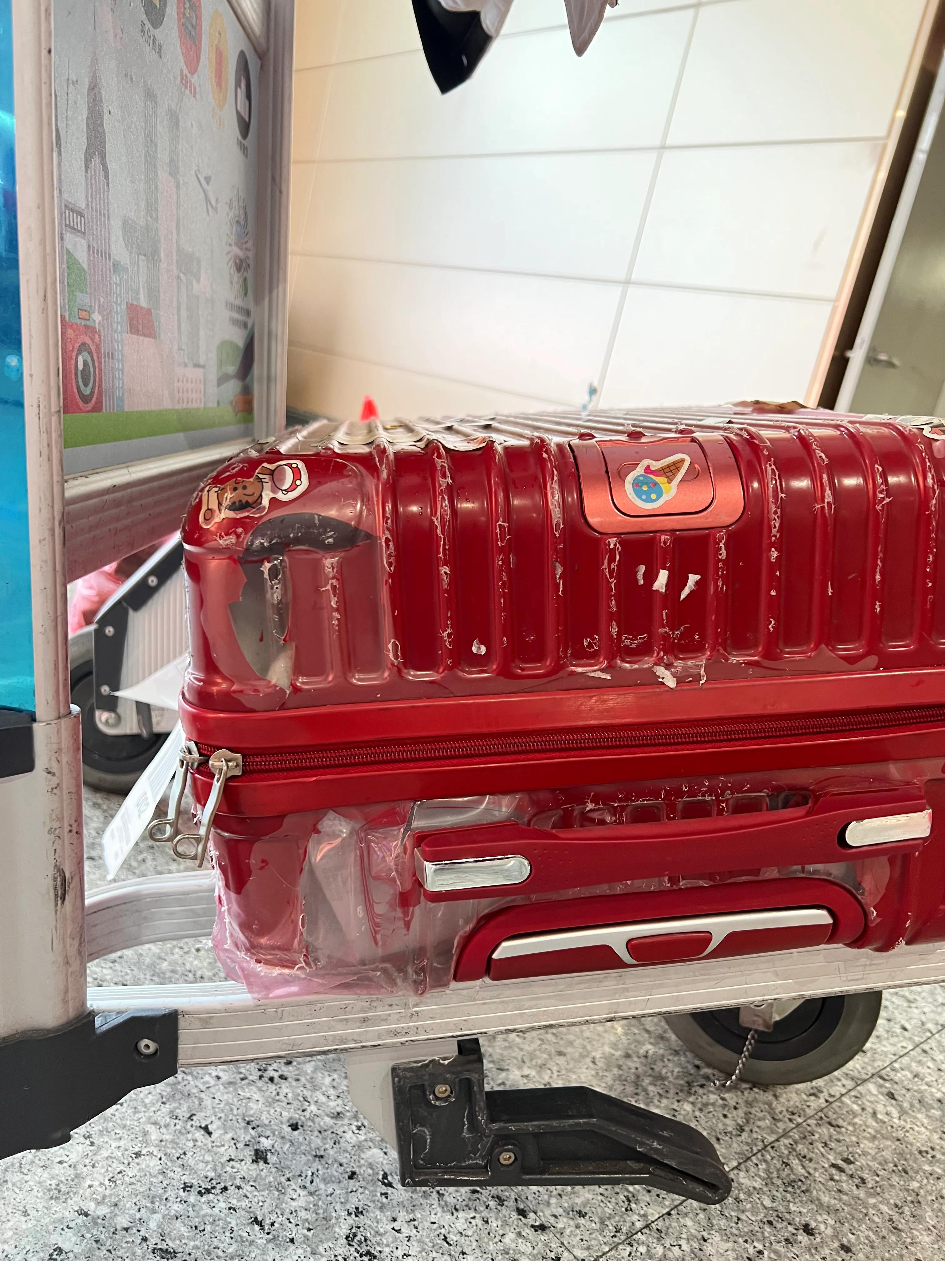 下飞机回家发现行李箱坏了怎么办,坐飞机发现托运的箱子坏了