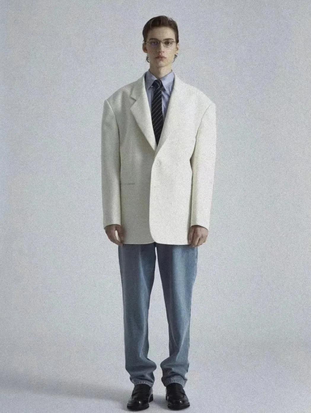 优雅、街头、暗黑揉为一体，拥有独特立体美学的韩国品牌