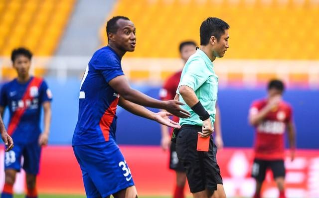 发牌机器被挂黑白遗像！最佳裁判马宁为何争议不断