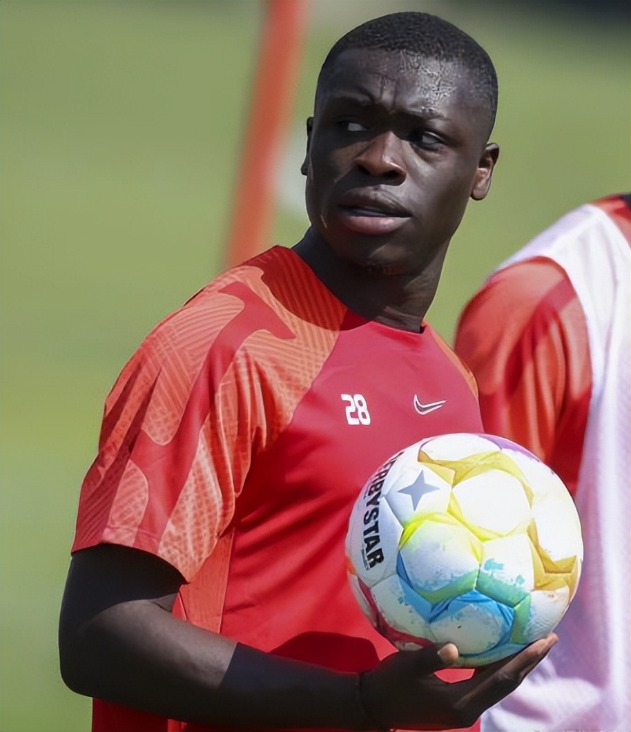 账面多了1.1亿欧元,这支荷甲球队买进五人,还赚了3000多万