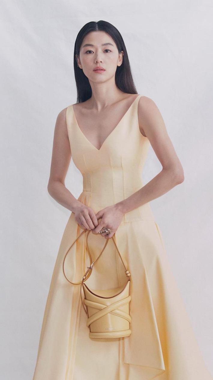 千颂伊现在多少岁了,38岁千颂伊近况