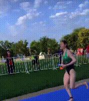 网红阿爽铁三穿着引争议,阿爽打扮