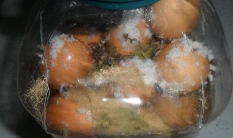 怎样腌鸡蛋壳,怎样腌鸡蛋出油又好吃窍门