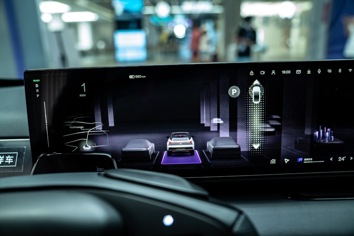 来看一个伪装成SUV的“机器人”