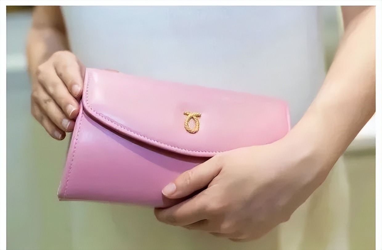 英国女王最喜欢的包包牌子,英国女王拿的包包价格