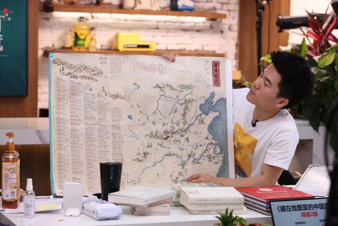 董宇辉7亿,董宇辉行走困难疑脚受伤