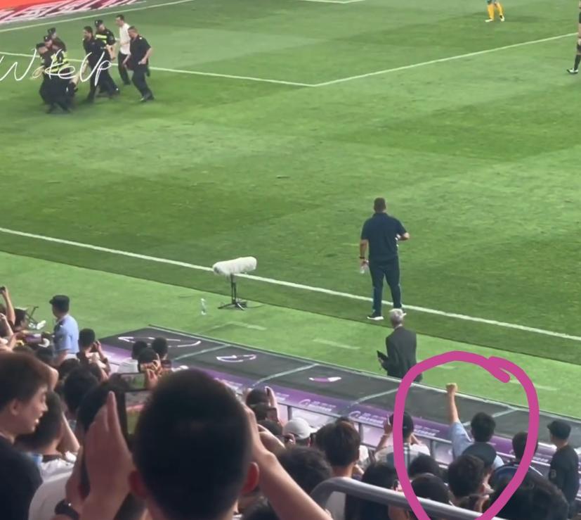 闯进场拥抱梅西球迷发声,球迷冲进球场拥抱梅西跑了多少米