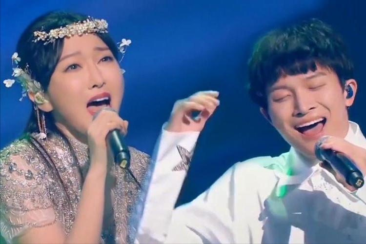 萨顶顶假唱话筒拿反是哪年,萨顶顶假唱话筒拿反作何回应