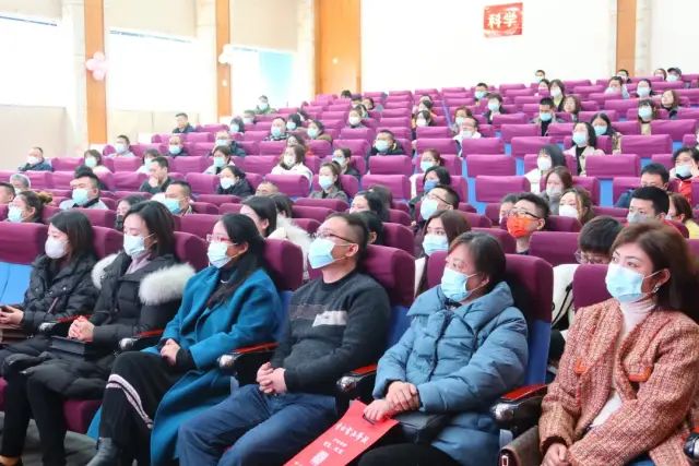 2020第一学期一年级家长会记录,用心陪伴静待花开的一年级家长会