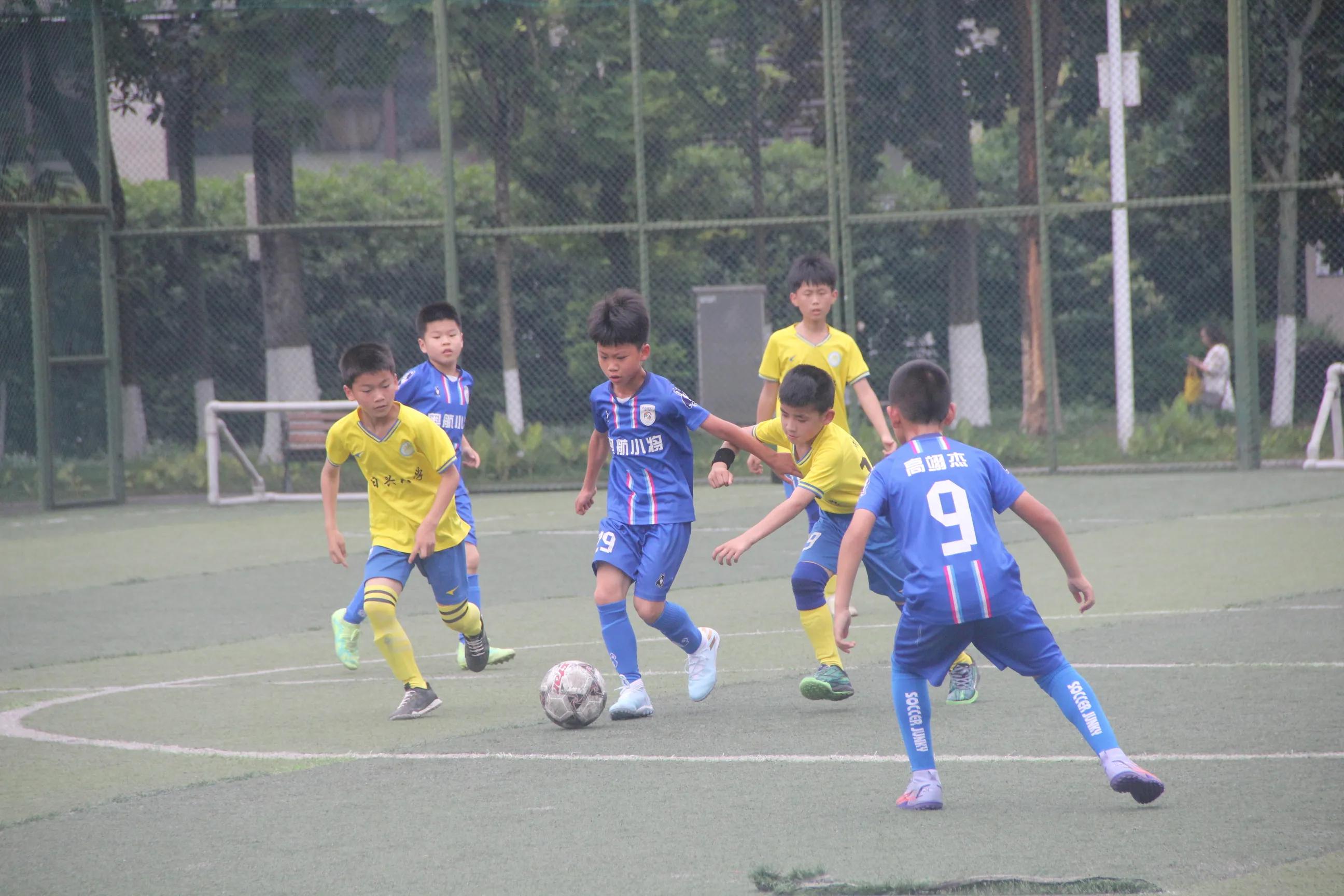 小朋友足球主题活动,仪陇日兴小学足球比赛