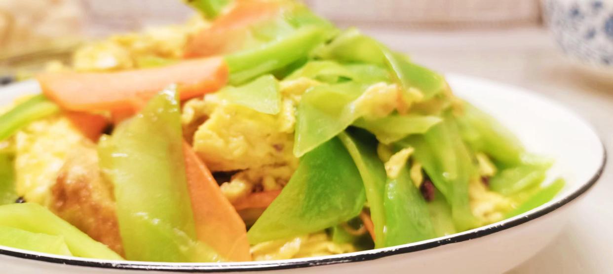 几个笋和胡萝卜，家常快手菜莴笋炒鸡蛋，莴笋脆爽，鸡蛋滑嫩