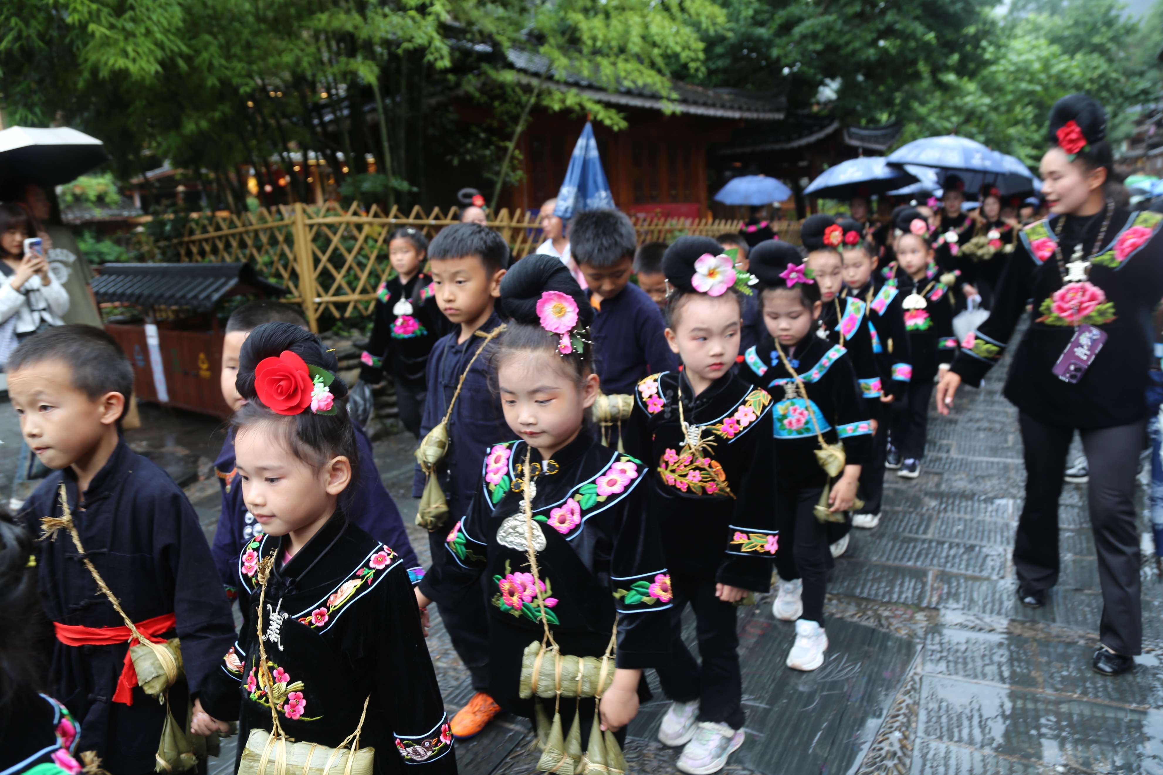 江口端午节包粽子比赛,端午节这场包粽子比赛热闹又温馨