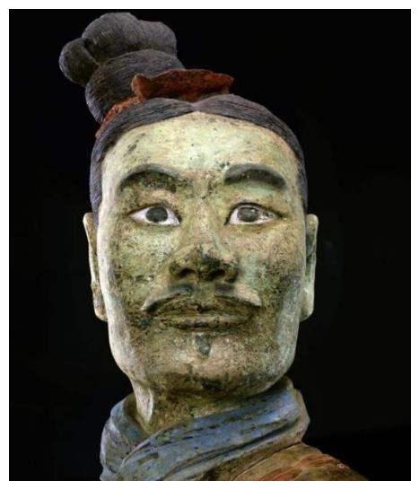 绿脸跪射俑出土时的样子,国宝级绿脸跪射俑图片