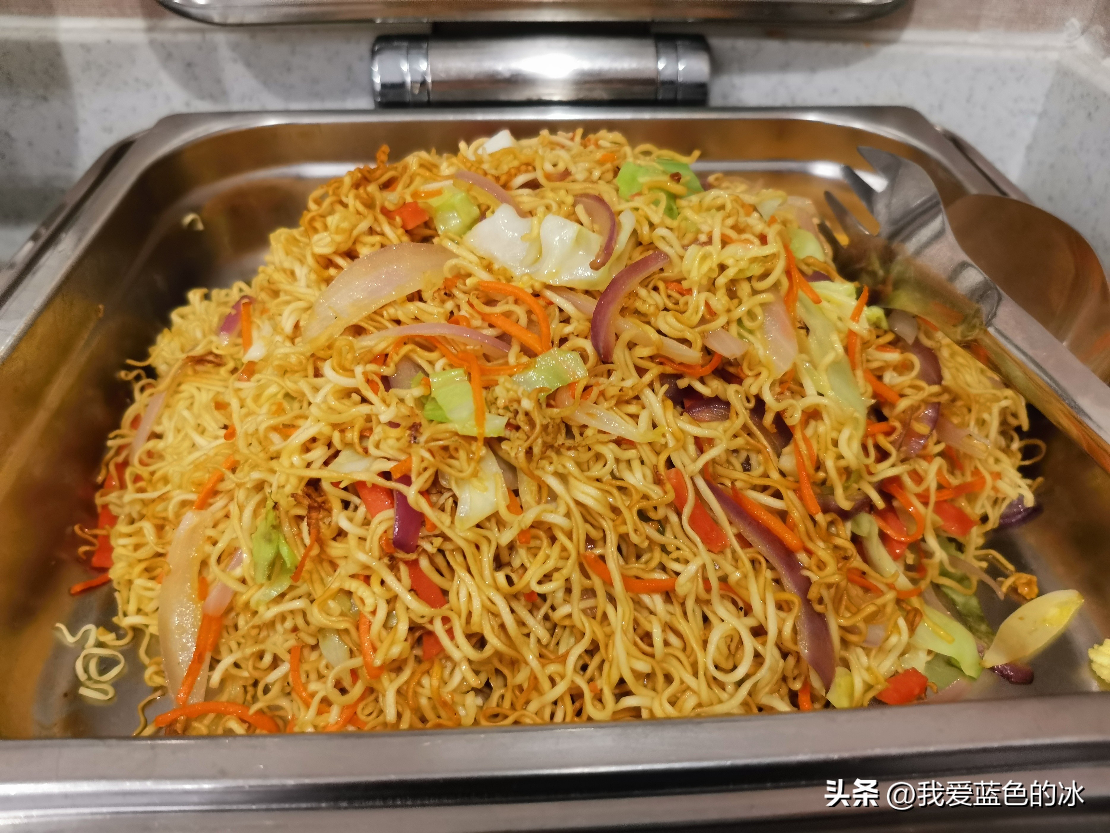 在遵义的第二天早餐，有多少人认识这个罐子里的绿色渣渣是什么？