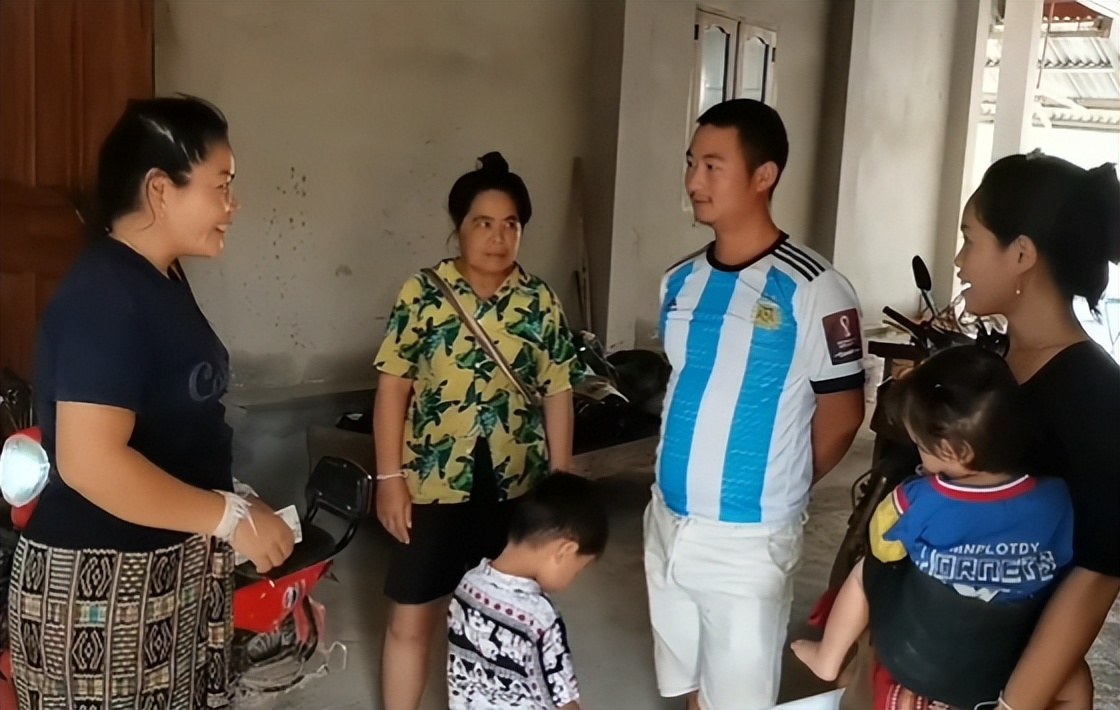 老挝媳妇嫁中国大叔在老挝生活,老挝媳妇嫁给外卖小哥