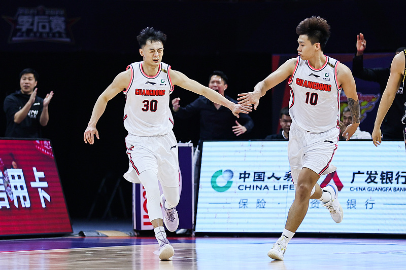 1夜3签约！周鹏转会深圳，广东男篮新星加盟宁波，上海大手笔引援