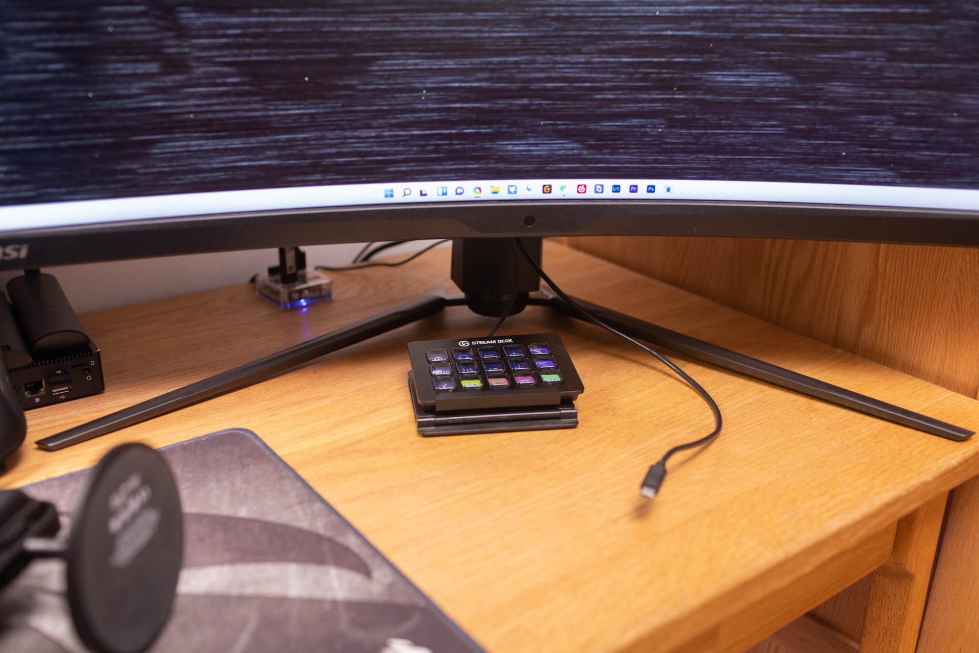 23.8英寸显示器桌面效果,桌面1.3米扩展显示器