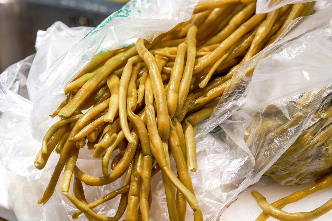 腌酸豆角，只放盐容易坏，餐厅大厨教你2招，酸脆入味放不坏