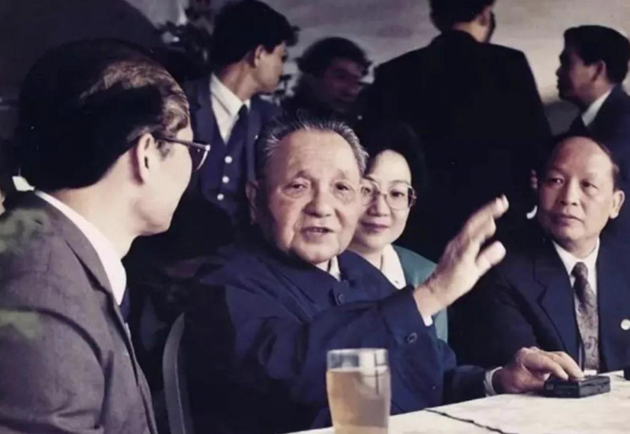 21年前苏联解体，全世界都等看中国笑话，*小平邓**是如何力挽狂澜的