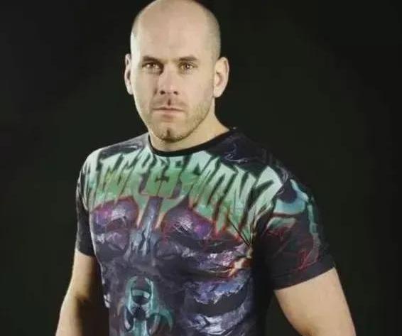 19岁男子骗年轻女孩,19岁中国男模