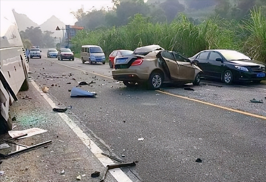 母亲因交通事故撞伤怎么赔偿,母亲开车撞人赔不起我有义务赔吗