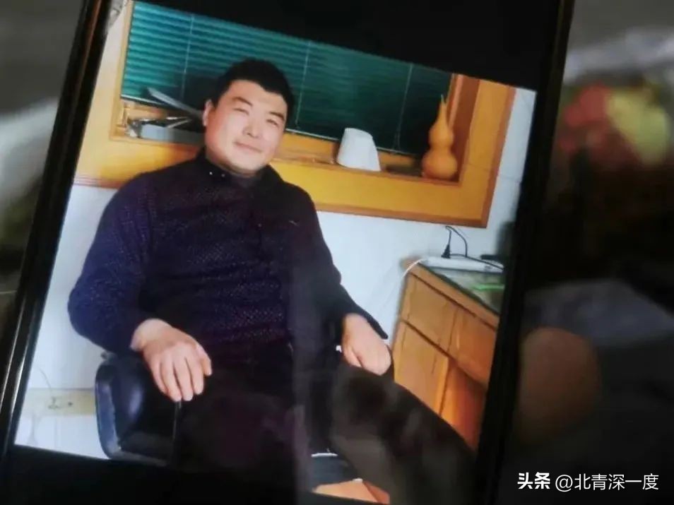 菜贩凌晨进货哽咽落泪,菜店老板意外去世邻居自发帮清货