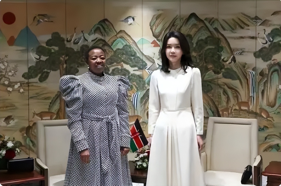 韩第一夫人年轻照片,韩第一夫人穿军装