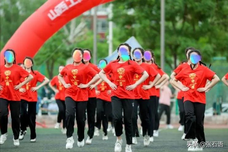 一大学生演出服穿完退货被吐槽,大学生演出服穿退货被吐槽