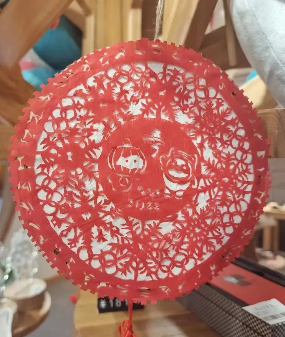 来吧~展示！谁能拒绝花灯版“冰墩墩”“雪容融”