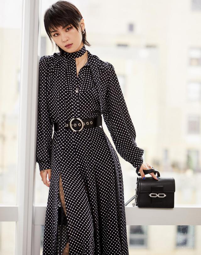 周笔畅波点连衣裙,周笔畅黑色裙子搭配