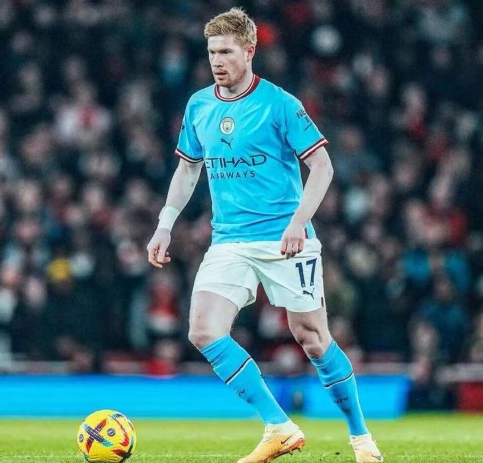 曼城3-1！阿森纳球迷向德布劳内连扔两个水瓶，丁丁回应：谢谢您