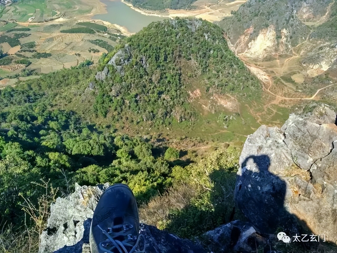 攀普洱天壁山之西门崖子：一日凌云出，群山齐失自高心