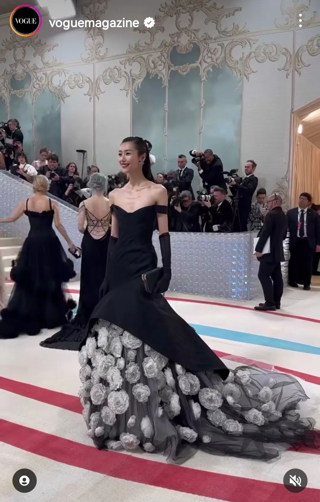 拖把头、海底生化人穿搭，美国这最受瞩目的一夜，如“群魔乱舞”