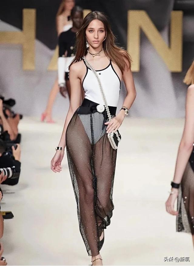 徐娇发泳衣照引热议,徐娇回应泳裤女装照争议