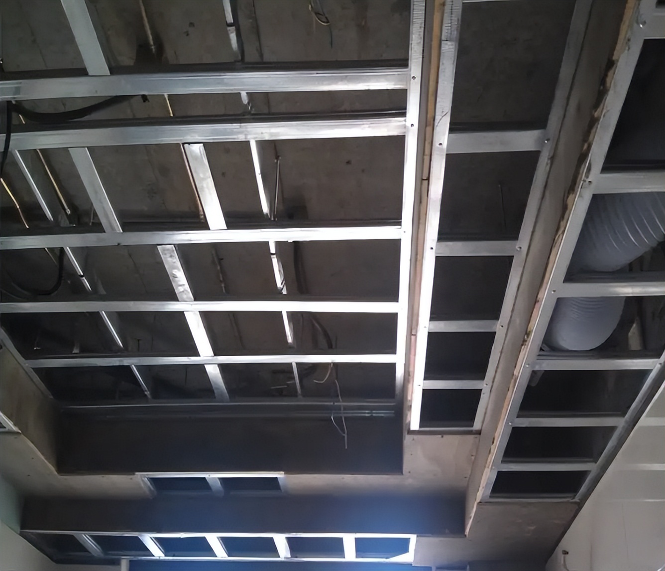 装修客厅吊顶用什么材料最好,吊顶用什么材料既简单又省钱