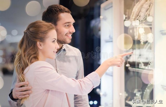 男朋友妈妈送女朋友礼物不喜欢,男朋友送的礼物自己不喜欢怎么办