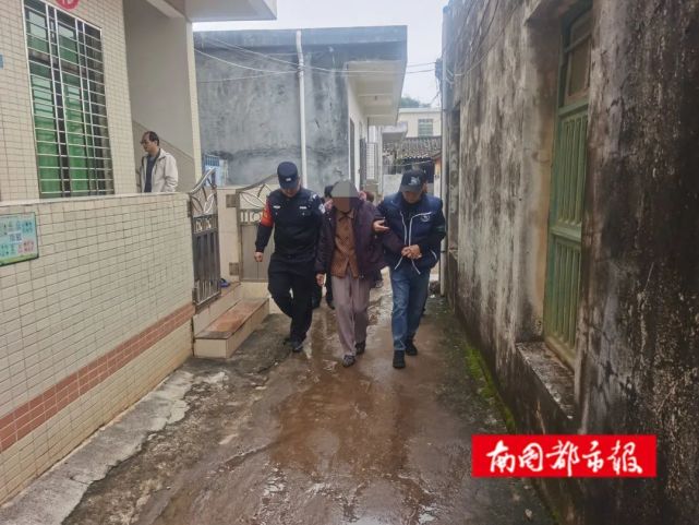 老人掉进泥坑好心人救助,八旬老人散步跌落水民警紧急救援