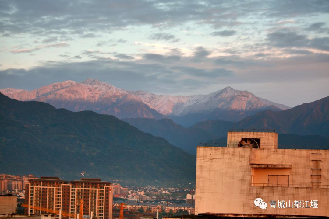 晴空雪山,雨过天晴的都江堰又见雪山
