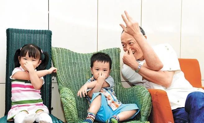 抱孙子的年龄却喜当爸的明星,六位年过60岁无儿无女的明星