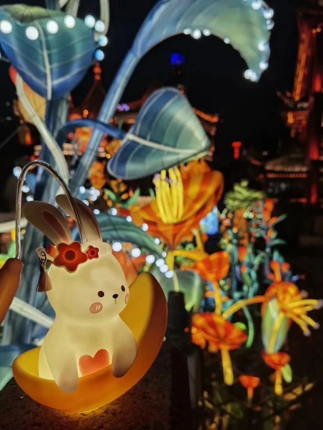 上海游客豫园观赏新年灯会,正月十五元宵节上海哪里有灯会