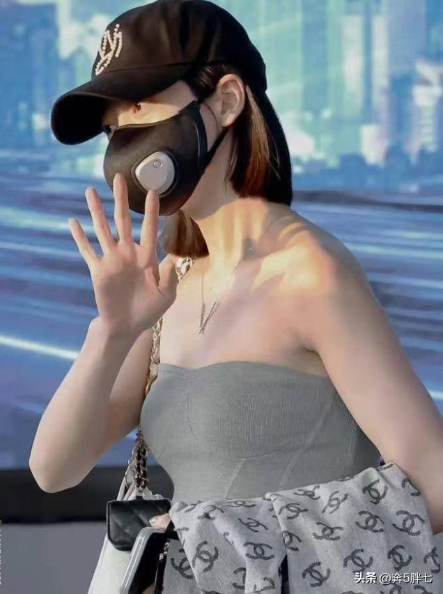 宋茜一身海盗衫现身机场,宋茜口罩