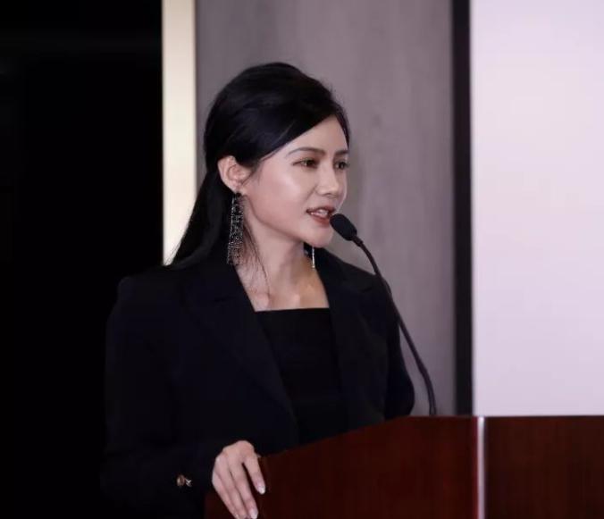 90后女孩子靠自己赚钱,90后女生不花一分钱净赚300万