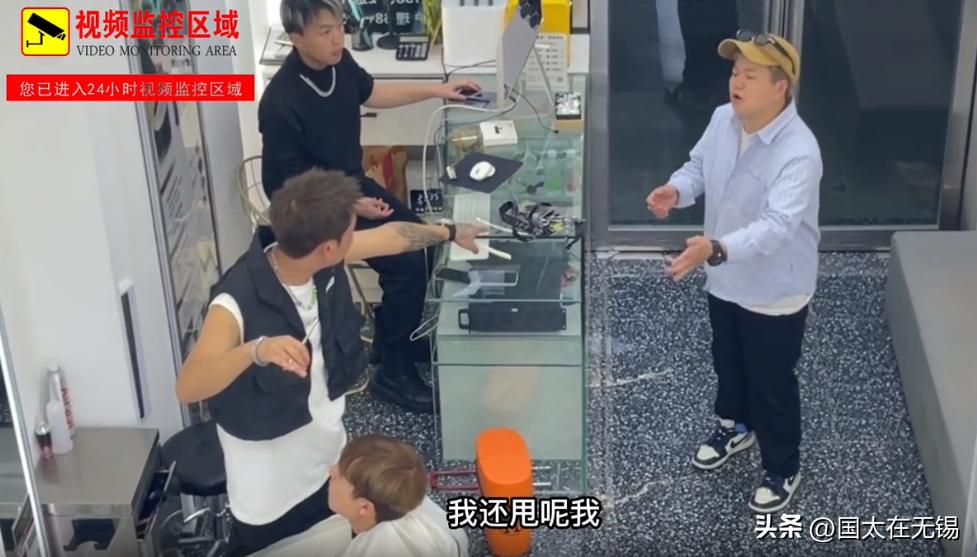 剪刀摔坏赔三万,敲诈和故意伤人能判几年