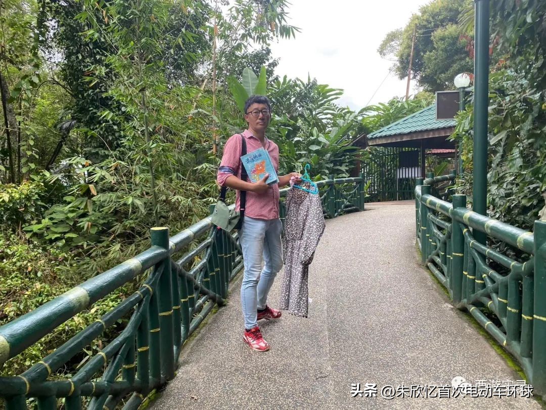 只带600就开车环绕地球一圈，还赚300万，回到亚洲又捡个华裔老婆