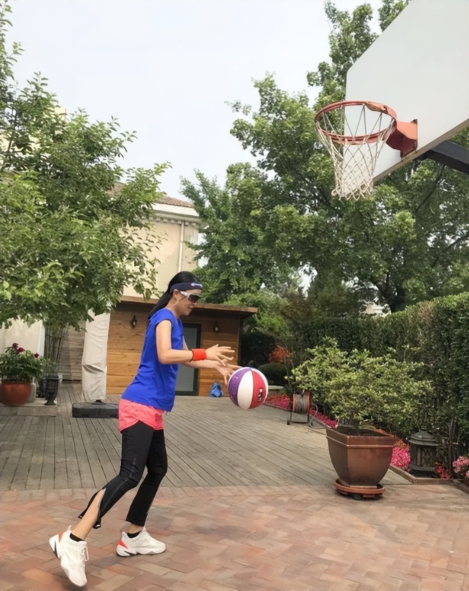 公然挑衅刀郎，机场怒踹粉丝，歌坛“一姐”那英究竟凭啥这么狂？