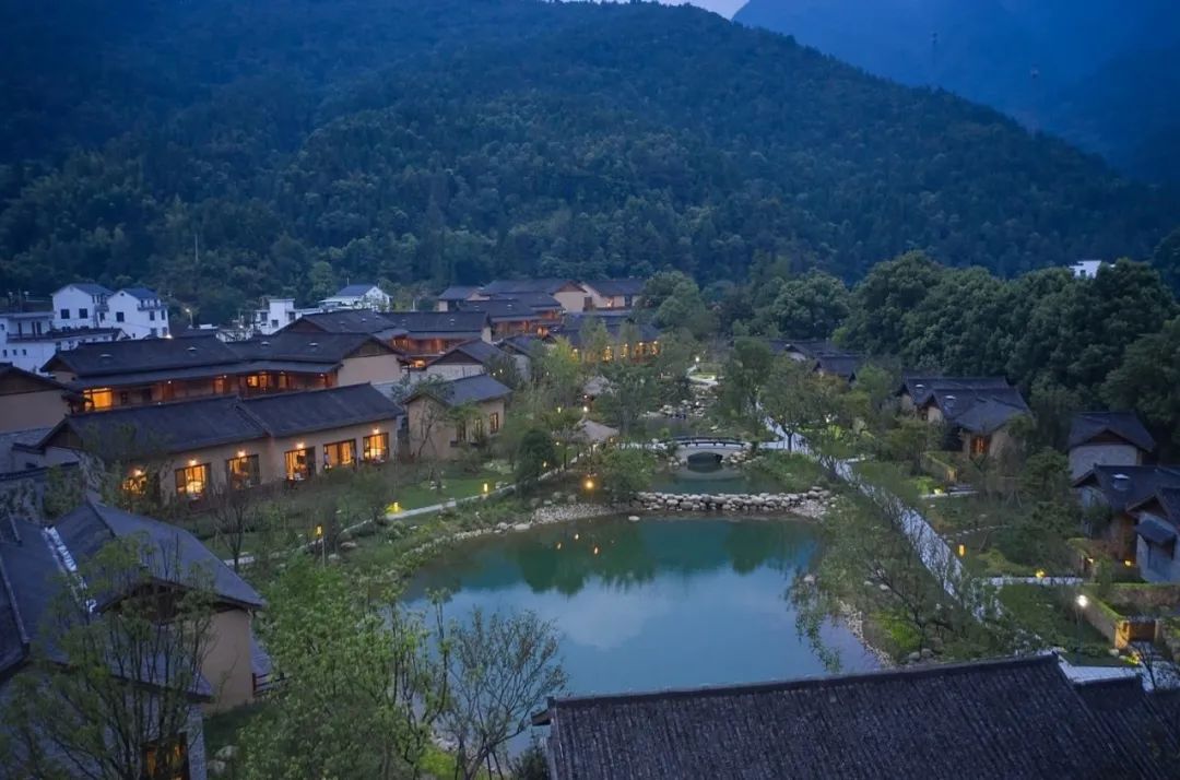 石台聚龙牯牛降酒店品牌定位,牯牛降聚龙大酒店野奢大床房